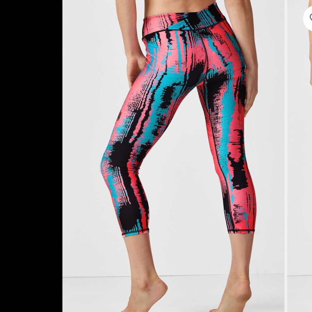 NWOT Fabletics Winn Printed PowerHold® Capri Heat Wave Print
